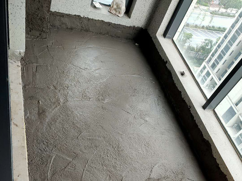 陽(yáng)臺(tái)做防水：陽(yáng)臺(tái)防水涂料的涂刷高度至少需要在30cm以上，如果是放置洗衣機(jī)的區(qū)域，需要將防水涂料涂抹得更高些。如果你家的陽(yáng)臺(tái)屬于外露陽(yáng)臺(tái)，為了加強(qiáng)防水效果，最好做得高些，同時(shí)防水涂料的厚度需要在1.5mm以上。在暴雨天氣下，如果雨量大于地漏的排水能力時(shí)，就會(huì)在陽(yáng)臺(tái)地面出現(xiàn)大量積水，容易導(dǎo)致積水進(jìn)入室內(nèi)，因此我們?cè)谶x購(gòu)陽(yáng)臺(tái)地漏的時(shí)，最好選擇排水量大且順暢的地漏。 陽(yáng)臺(tái)的防水層都在外層，需要受到陽(yáng)光暴曬、雨水侵蝕、嚴(yán)寒酷暑等自然天氣的考驗(yàn)，如果沒有出色的性能和良好的保護(hù)措施，他的使用年限會(huì)大大縮短。因此，我們?cè)谶x購(gòu)防水材料時(shí)，需要選擇強(qiáng)度高、耐老化的防水涂料。
