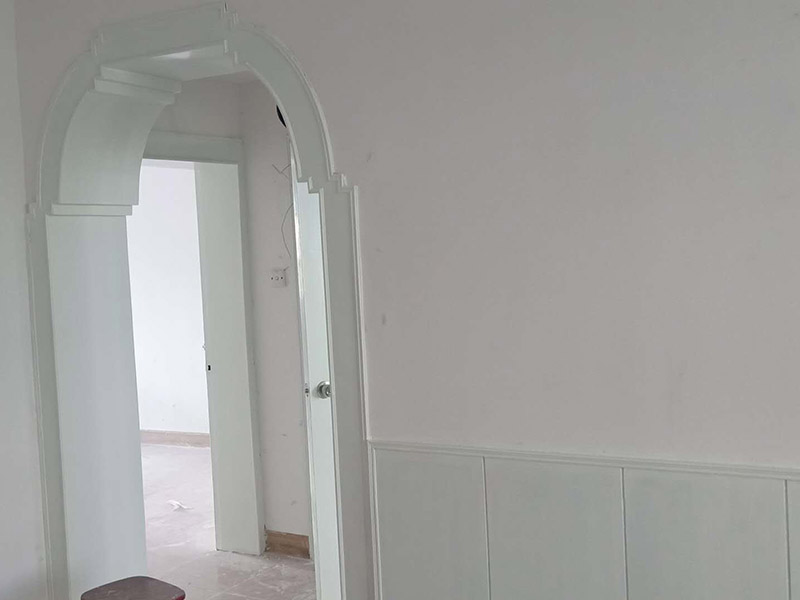 老房子墻面家具翻新：1、 舊墻面翻新自己動手首先用水將墻面浸濕，這樣在鏟除墻面時比較省力，墻面必須要鏟到露出水泥砂漿面。然后是涂刷界面劑，一定要全部都刷到而且要均勻。墻面的裂縫通常都是用牛皮紙帶及白乳膠來貼住，但不能保證它能百分百不再開裂。 2、 如果墻面凹凸不平，那么就需要用石膏來找平，誤差最好不要超過0.5公分。非承重墻一般都是需要貼布的，所以最好選擇質(zhì)地好的墻布和白乳膠，有條件的話可以使用網(wǎng)格布，對于防裂效果會更好。 3、 在挑選膩子時應(yīng)該選顆粒細(xì)度高及質(zhì)地較硬的，或是把白乳膠添加到膩子中提高膩子的硬度。打磨墻面要選用細(xì)砂紙，砂紙如果過粗會在墻面上留下很深的砂痕，就算是刷漆也沒辦法遮蓋住。墻面打磨之后要清掃一遍，否則粉塵過多會影響到漆的附著力。