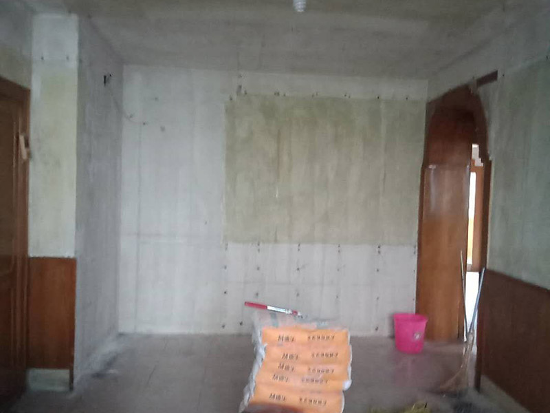 老房子墻面家具翻新：1、 舊墻面翻新自己動手首先用水將墻面浸濕，這樣在鏟除墻面時比較省力，墻面必須要鏟到露出水泥砂漿面。然后是涂刷界面劑，一定要全部都刷到而且要均勻。墻面的裂縫通常都是用牛皮紙帶及白乳膠來貼住，但不能保證它能百分百不再開裂。 2、 如果墻面凹凸不平，那么就需要用石膏來找平，誤差最好不要超過0.5公分。非承重墻一般都是需要貼布的，所以最好選擇質(zhì)地好的墻布和白乳膠，有條件的話可以使用網(wǎng)格布，對于防裂效果會更好。 3、 在挑選膩子時應(yīng)該選顆粒細(xì)度高及質(zhì)地較硬的，或是把白乳膠添加到膩子中提高膩子的硬度。打磨墻面要選用細(xì)砂紙，砂紙如果過粗會在墻面上留下很深的砂痕，就算是刷漆也沒辦法遮蓋住。墻面打磨之后要清掃一遍，否則粉塵過多會影響到漆的附著力。