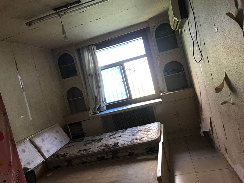 老房子墻面家具翻新：1、 舊墻面翻新自己動手首先用水將墻面浸濕，這樣在鏟除墻面時比較省力，墻面必須要鏟到露出水泥砂漿面。然后是涂刷界面劑，一定要全部都刷到而且要均勻。墻面的裂縫通常都是用牛皮紙帶及白乳膠來貼住，但不能保證它能百分百不再開裂。 2、 如果墻面凹凸不平，那么就需要用石膏來找平，誤差最好不要超過0.5公分。非承重墻一般都是需要貼布的，所以最好選擇質(zhì)地好的墻布和白乳膠，有條件的話可以使用網(wǎng)格布，對于防裂效果會更好。 3、 在挑選膩子時應(yīng)該選顆粒細(xì)度高及質(zhì)地較硬的，或是把白乳膠添加到膩子中提高膩子的硬度。打磨墻面要選用細(xì)砂紙，砂紙如果過粗會在墻面上留下很深的砂痕，就算是刷漆也沒辦法遮蓋住。墻面打磨之后要清掃一遍，否則粉塵過多會影響到漆的附著力。