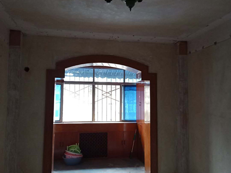 老房子墻面家具翻新：1、 舊墻面翻新自己動手首先用水將墻面浸濕，這樣在鏟除墻面時比較省力，墻面必須要鏟到露出水泥砂漿面。然后是涂刷界面劑，一定要全部都刷到而且要均勻。墻面的裂縫通常都是用牛皮紙帶及白乳膠來貼住，但不能保證它能百分百不再開裂。 2、 如果墻面凹凸不平，那么就需要用石膏來找平，誤差最好不要超過0.5公分。非承重墻一般都是需要貼布的，所以最好選擇質(zhì)地好的墻布和白乳膠，有條件的話可以使用網(wǎng)格布，對于防裂效果會更好。 3、 在挑選膩子時應(yīng)該選顆粒細(xì)度高及質(zhì)地較硬的，或是把白乳膠添加到膩子中提高膩子的硬度。打磨墻面要選用細(xì)砂紙，砂紙如果過粗會在墻面上留下很深的砂痕，就算是刷漆也沒辦法遮蓋住。墻面打磨之后要清掃一遍，否則粉塵過多會影響到漆的附著力。