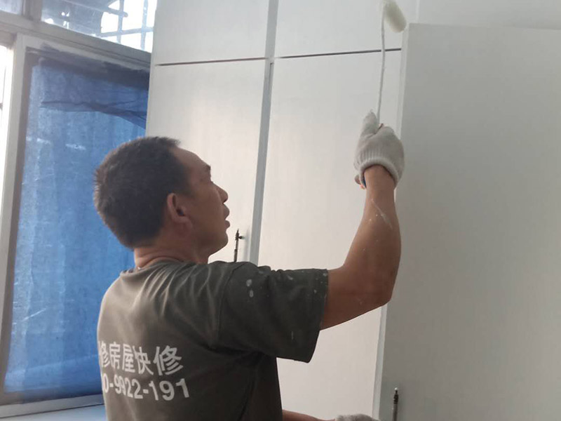 老房子墻面家具翻新：1、 舊墻面翻新自己動手首先用水將墻面浸濕，這樣在鏟除墻面時比較省力，墻面必須要鏟到露出水泥砂漿面。然后是涂刷界面劑，一定要全部都刷到而且要均勻。墻面的裂縫通常都是用牛皮紙帶及白乳膠來貼住，但不能保證它能百分百不再開裂。 2、 如果墻面凹凸不平，那么就需要用石膏來找平，誤差最好不要超過0.5公分。非承重墻一般都是需要貼布的，所以最好選擇質(zhì)地好的墻布和白乳膠，有條件的話可以使用網(wǎng)格布，對于防裂效果會更好。 3、 在挑選膩子時應(yīng)該選顆粒細(xì)度高及質(zhì)地較硬的，或是把白乳膠添加到膩子中提高膩子的硬度。打磨墻面要選用細(xì)砂紙，砂紙如果過粗會在墻面上留下很深的砂痕，就算是刷漆也沒辦法遮蓋住。墻面打磨之后要清掃一遍，否則粉塵過多會影響到漆的附著力。