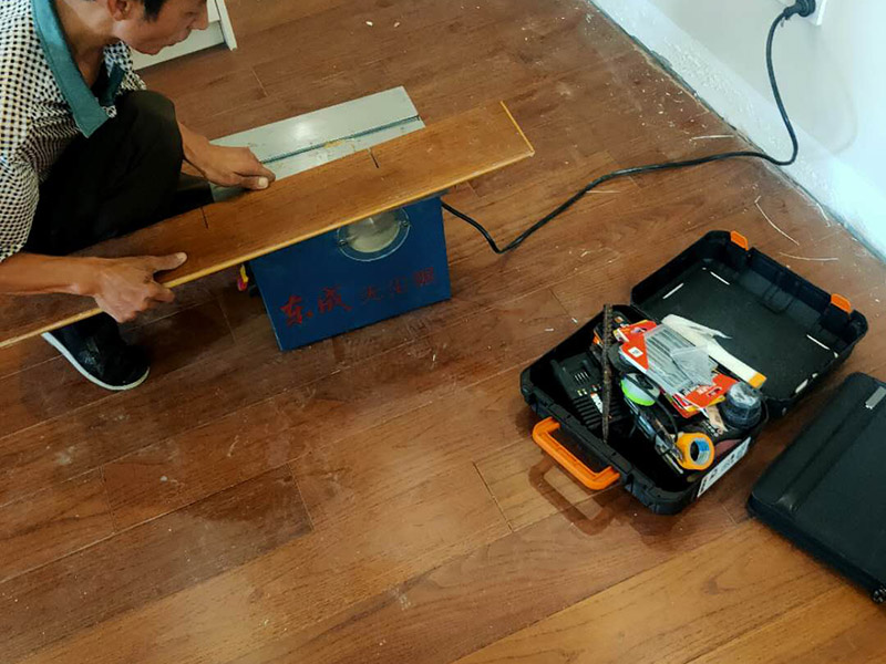 曲靖泥瓦工師傅哪里找先看久益一修官網(wǎng)裝修工人信息，在線直接聯(lián)系電話，曲靖泥瓦工在哪里找活先看久益一修曲靖招商加盟政策、免費(fèi)招商加盟扶持，曲靖泥瓦工多少錢一天訂單量穩(wěn)定的接單平臺月收入過2萬元；曲靖泥瓦工師傅接單區(qū)域覆蓋:麒麟?yún)^(qū)、沾益區(qū)、馬龍區(qū)等。  曲靖泥瓦工在哪里找活，曲靖泥瓦工師傅找活方式有加入曲靖裝修維修公司當(dāng)工人接單、加入曲靖裝修維修平臺副業(yè)接單、加盟裝修維修連鎖品牌自己當(dāng)老板、加入曲靖本地的裝修維修微信群QQ群攬活、泥瓦工師傅還可以通過網(wǎng)絡(luò)招聘平臺來找活等，找活方式有很多種的，收益也是各不相同，看你自己適合哪一種了。  曲靖泥瓦工多少錢一天，曲靖市區(qū)好手藝泥瓦工師傅、點工400元一天、包工500元多一天。但是現(xiàn)在曲靖裝修泥瓦工普遍面臨的是人多人地少的問題，裝修泥瓦工要有穩(wěn)定的收益需要有源源不斷的訂單工地施工才行，現(xiàn)在是互聯(lián)網(wǎng)時代，小編在此推薦泥瓦工師傅可以選擇加入訂單穩(wěn)定的平臺接單或是自己加盟裝修品牌創(chuàng)業(yè)。