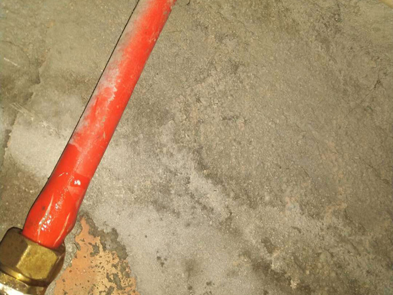 水管漏水維修更換：首先發(fā)現(xiàn)家里出現(xiàn)墻體里水管漏水的情況，第一時(shí)間是找到家里進(jìn)水的閥門，將閥門關(guān)閉斷開供水源頭，以防繼續(xù)漏水。然后水管漏水怎么辦？下一步自然是要檢查暗水管漏水的漏水點(diǎn)在哪里。 暗水管漏水要找到漏水點(diǎn)并不是一件容易的事。由于是墻體里水管漏水，有時(shí)候墻面基層或者貼有瓷磚的墻面防水性較好，暗水管漏水可能會(huì)隨著管壁洇到其他地方，所以有時(shí)候我們看到的墻面被浸濕的地方，并不一定百分之百就是暗水管漏水的地方。安裝前要對(duì)水管及其各種配件進(jìn)行檢查，看是否有破損、滲漏等問題，水管及配件的連接必須正確牢固，接好后進(jìn)行測試沒問題后再進(jìn)行安裝。 管道安裝應(yīng)到橫平豎直，鋪設(shè)牢固，PVC下水管必須膠粘嚴(yán)密，坡度符合35/1000要求;