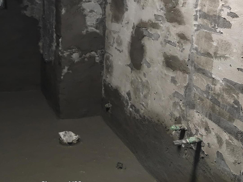 廁所防水貼磚：衛(wèi)生間的防水工作流程，都是在地面用水泥砂漿找平一次，等它干透后再做防水。一般的防水施工要做2到3遍，而且防水的順序也是有講究的，比如，要先做完墻面防水再貼墻磚，其次才可以做地面防水，再貼地磚。因?yàn)榈孛娼?jīng)常會(huì)踩來踩去，地面防水如果先做了會(huì)很容易踩壞。 一般情況下，在2到3遍的防水層全部做好后，會(huì)有5到7天的固化期，所以自然的，貼瓷磚肯定是要等到這之后才能做，所以做完防水就立馬貼瓷磚，就大錯(cuò)特錯(cuò)了。但事無絕對，固化期到了，我們也需要重新測試防水做的好不好，漏不漏水，這就需要再加水測試24小時(shí)后看看家里地面水位是否下降，或者看看樓下鄰居的衛(wèi)生間有沒有漏水的痕跡。