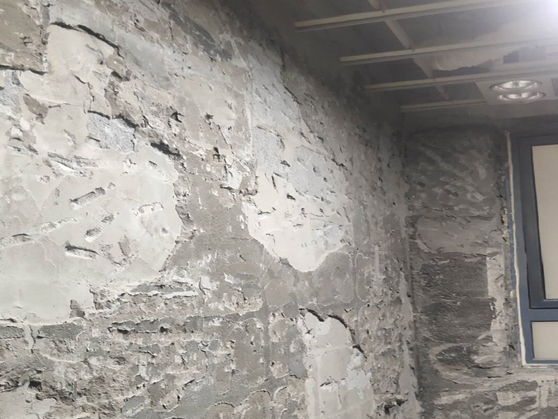 廁所防水貼磚：衛(wèi)生間的防水工作流程，都是在地面用水泥砂漿找平一次，等它干透后再做防水。一般的防水施工要做2到3遍，而且防水的順序也是有講究的，比如，要先做完墻面防水再貼墻磚，其次才可以做地面防水，再貼地磚。因?yàn)榈孛娼?jīng)常會(huì)踩來踩去，地面防水如果先做了會(huì)很容易踩壞。 一般情況下，在2到3遍的防水層全部做好后，會(huì)有5到7天的固化期，所以自然的，貼瓷磚肯定是要等到這之后才能做，所以做完防水就立馬貼瓷磚，就大錯(cuò)特錯(cuò)了。但事無絕對，固化期到了，我們也需要重新測試防水做的好不好，漏不漏水，這就需要再加水測試24小時(shí)后看看家里地面水位是否下降，或者看看樓下鄰居的衛(wèi)生間有沒有漏水的痕跡。