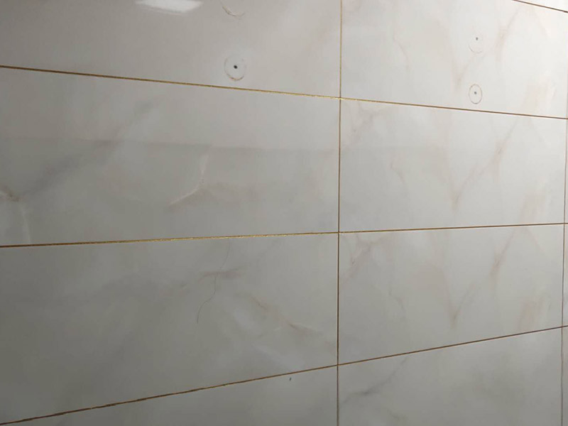 廁所防水貼磚：衛(wèi)生間的防水工作流程，都是在地面用水泥砂漿找平一次，等它干透后再做防水。一般的防水施工要做2到3遍，而且防水的順序也是有講究的，比如，要先做完墻面防水再貼墻磚，其次才可以做地面防水，再貼地磚。因?yàn)榈孛娼?jīng)常會(huì)踩來踩去，地面防水如果先做了會(huì)很容易踩壞。 一般情況下，在2到3遍的防水層全部做好后，會(huì)有5到7天的固化期，所以自然的，貼瓷磚肯定是要等到這之后才能做，所以做完防水就立馬貼瓷磚，就大錯(cuò)特錯(cuò)了。但事無絕對，固化期到了，我們也需要重新測試防水做的好不好，漏不漏水，這就需要再加水測試24小時(shí)后看看家里地面水位是否下降，或者看看樓下鄰居的衛(wèi)生間有沒有漏水的痕跡。