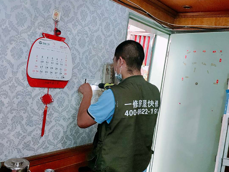 電路打孔安裝：彈線定位  根據(jù)線路圖，經(jīng)過測量確定線管走向，標高，開關(guān)，插座等位置，用墨斗彈出位置，便于后期工作。確定位置后沿著墨斗彈線位置進行開槽打孔處理。要求必須橫平豎直，槽深度等于線管直徑+10MM。其中需要注意的是不能橫向開槽，不能再承重結(jié)構(gòu)上開槽，否則可能會使墻體的受力結(jié)構(gòu)受到影響。電線管敷設(shè)。