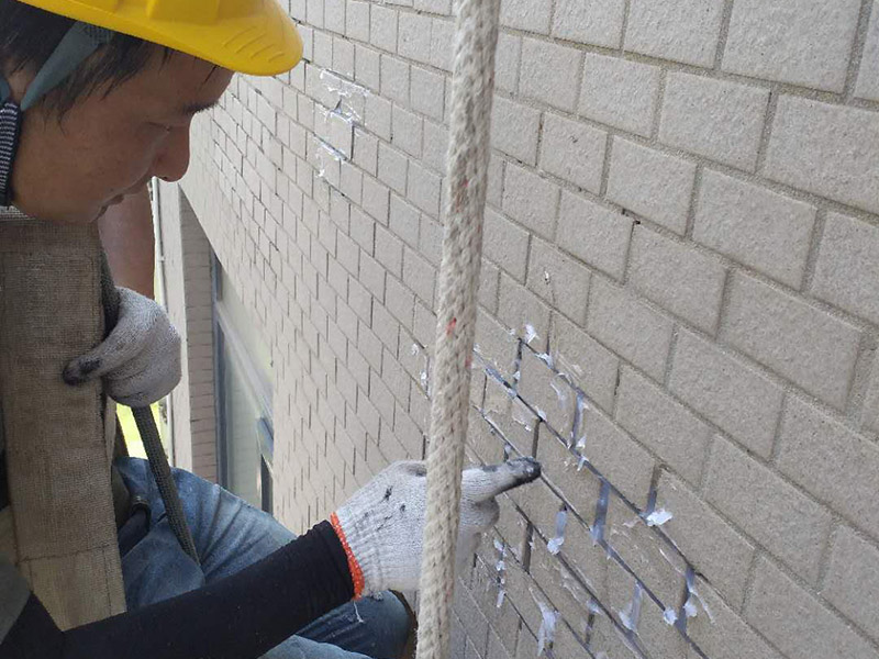 外墻瓷磚縫隙漏水：1.清理瓷磚縫隙原有的嵌填材料,不得有松散雜物等。 2.采用機(jī)械對(duì)瓷磚縫隙烘干至無(wú)潮氣,干燥宜可。 3.根據(jù)現(xiàn)場(chǎng)制定縫隙的寬度粘貼美縫紙。 4.打涂防水博士&ldquo;瓷邊密封膠&rdquo;并修飾平整美觀。 5.待5-8分鐘后取除美縫紙,4小時(shí)候干透即可使用。