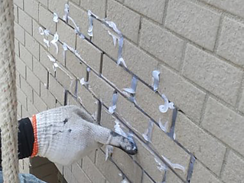 外墻瓷磚縫隙漏水：1.清理瓷磚縫隙原有的嵌填材料,不得有松散雜物等。 2.采用機(jī)械對(duì)瓷磚縫隙烘干至無(wú)潮氣,干燥宜可。 3.根據(jù)現(xiàn)場(chǎng)制定縫隙的寬度粘貼美縫紙。 4.打涂防水博士&ldquo;瓷邊密封膠&rdquo;并修飾平整美觀。 5.待5-8分鐘后取除美縫紙,4小時(shí)候干透即可使用。