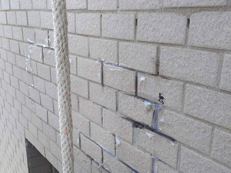 外墻瓷磚縫隙漏水：1.清理瓷磚縫隙原有的嵌填材料,不得有松散雜物等。 2.采用機(jī)械對(duì)瓷磚縫隙烘干至無(wú)潮氣,干燥宜可。 3.根據(jù)現(xiàn)場(chǎng)制定縫隙的寬度粘貼美縫紙。 4.打涂防水博士&ldquo;瓷邊密封膠&rdquo;并修飾平整美觀。 5.待5-8分鐘后取除美縫紙,4小時(shí)候干透即可使用。