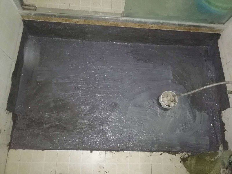 衛(wèi)生間蹲便改馬桶：1、蹲坑改座便，先測(cè)量下水口圓心至墻的距離。根據(jù)這個(gè)距離買馬桶。不要買所謂的蹲改坐專用馬桶，挑個(gè)孔距合適的虹吸馬桶吧。2、安裝馬桶前，一定先測(cè)試下水管道是否暢通。辦法：裝滿一桶水，整桶快速倒進(jìn)下水道，注意看下水道里的水位有沒(méi)有上漲。如果有上漲就必須先徹底疏通。不上漲是合格的。3、安裝時(shí)切忌不要封死馬桶底部?jī)蛇叺穆萁z孔。不用加裝什么排氣孔。螺絲孔就能排氣。4、如果有條件，最好去樓下把下水管道換成直接彎頭。蹲坑使用的是存水彎。不利于馬桶下水。5、如果管道沒(méi)有更換，請(qǐng)注意：有些人為了省水，會(huì)少?zèng)_水，這樣容易造成管道老化或堵塞。