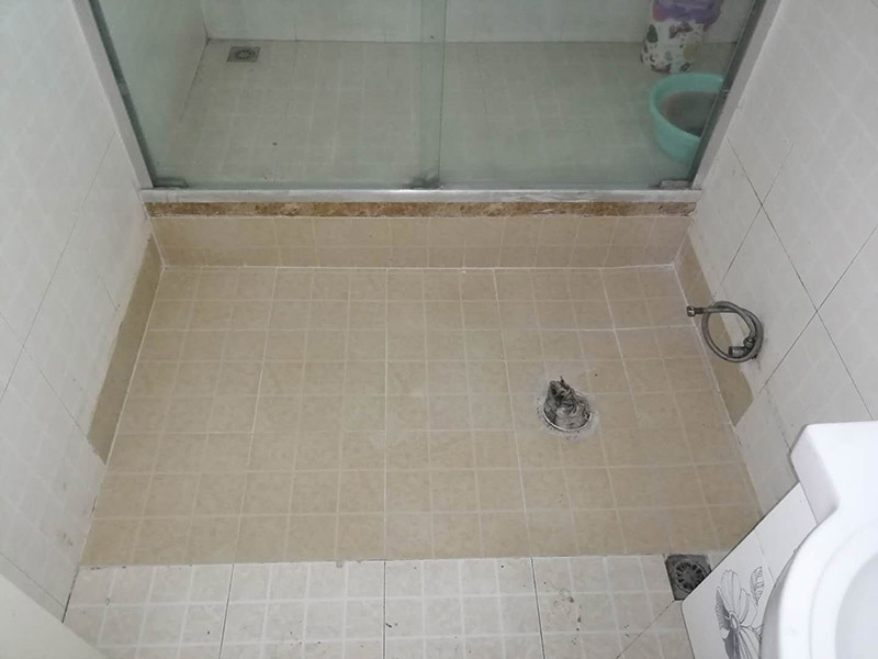 衛(wèi)生間蹲便改馬桶：1、蹲坑改座便，先測(cè)量下水口圓心至墻的距離。根據(jù)這個(gè)距離買馬桶。不要買所謂的蹲改坐專用馬桶，挑個(gè)孔距合適的虹吸馬桶吧。2、安裝馬桶前，一定先測(cè)試下水管道是否暢通。辦法：裝滿一桶水，整桶快速倒進(jìn)下水道，注意看下水道里的水位有沒(méi)有上漲。如果有上漲就必須先徹底疏通。不上漲是合格的。3、安裝時(shí)切忌不要封死馬桶底部?jī)蛇叺穆萁z孔。不用加裝什么排氣孔。螺絲孔就能排氣。4、如果有條件，最好去樓下把下水管道換成直接彎頭。蹲坑使用的是存水彎。不利于馬桶下水。5、如果管道沒(méi)有更換，請(qǐng)注意：有些人為了省水，會(huì)少?zèng)_水，這樣容易造成管道老化或堵塞。