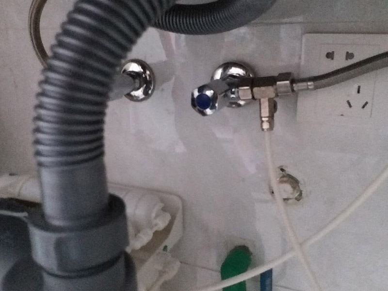 水龍頭角閥更換：關(guān)水管總閘，讓斷掉處的水管內(nèi)的水流干。小區(qū)總閘一般是在樓梯間，電梯間，開(kāi)關(guān)就在水表旁邊。讓開(kāi)關(guān)垂直水管即為關(guān)閉。將斷頭管鋸開(kāi)了一個(gè)小口，接下來(lái)，就用平口一字螺絲刀，和小榔頭，將斷頭鑿出。用平口螺絲刀刀口對(duì)準(zhǔn)斷頭剛被鋸條鋸出的口子的旁邊的管壁，然后用榔頭敲擊螺絲刀的木柄頂部，這樣便可輕易剔除斷頭，只要打開(kāi)一個(gè)小口，后面的用螺絲刀輕輕一撮就全部掉了。 最后安裝角閥或者水龍頭了，需要提前買好匹配的水龍頭或者角閥。在安裝之前，需要先將水膠帶纏繞在角閥或水龍頭絲口上，可以稍微弄點(diǎn)水濕潤(rùn)一下，更好纏繞，纏繞的時(shí)候要采用逆時(shí)針?lè)较蚶p繞。