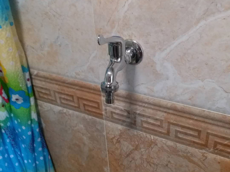 水龍頭角閥更換：關(guān)水管總閘，讓斷掉處的水管內(nèi)的水流干。小區(qū)總閘一般是在樓梯間，電梯間，開(kāi)關(guān)就在水表旁邊。讓開(kāi)關(guān)垂直水管即為關(guān)閉。將斷頭管鋸開(kāi)了一個(gè)小口，接下來(lái)，就用平口一字螺絲刀，和小榔頭，將斷頭鑿出。用平口螺絲刀刀口對(duì)準(zhǔn)斷頭剛被鋸條鋸出的口子的旁邊的管壁，然后用榔頭敲擊螺絲刀的木柄頂部，這樣便可輕易剔除斷頭，只要打開(kāi)一個(gè)小口，后面的用螺絲刀輕輕一撮就全部掉了。 最后安裝角閥或者水龍頭了，需要提前買好匹配的水龍頭或者角閥。在安裝之前，需要先將水膠帶纏繞在角閥或水龍頭絲口上，可以稍微弄點(diǎn)水濕潤(rùn)一下，更好纏繞，纏繞的時(shí)候要采用逆時(shí)針?lè)较蚶p繞。