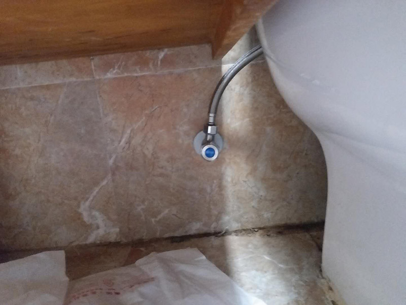 水龍頭角閥更換：關(guān)水管總閘，讓斷掉處的水管內(nèi)的水流干。小區(qū)總閘一般是在樓梯間，電梯間，開(kāi)關(guān)就在水表旁邊。讓開(kāi)關(guān)垂直水管即為關(guān)閉。將斷頭管鋸開(kāi)了一個(gè)小口，接下來(lái)，就用平口一字螺絲刀，和小榔頭，將斷頭鑿出。用平口螺絲刀刀口對(duì)準(zhǔn)斷頭剛被鋸條鋸出的口子的旁邊的管壁，然后用榔頭敲擊螺絲刀的木柄頂部，這樣便可輕易剔除斷頭，只要打開(kāi)一個(gè)小口，后面的用螺絲刀輕輕一撮就全部掉了。 最后安裝角閥或者水龍頭了，需要提前買好匹配的水龍頭或者角閥。在安裝之前，需要先將水膠帶纏繞在角閥或水龍頭絲口上，可以稍微弄點(diǎn)水濕潤(rùn)一下，更好纏繞，纏繞的時(shí)候要采用逆時(shí)針?lè)较蚶p繞。