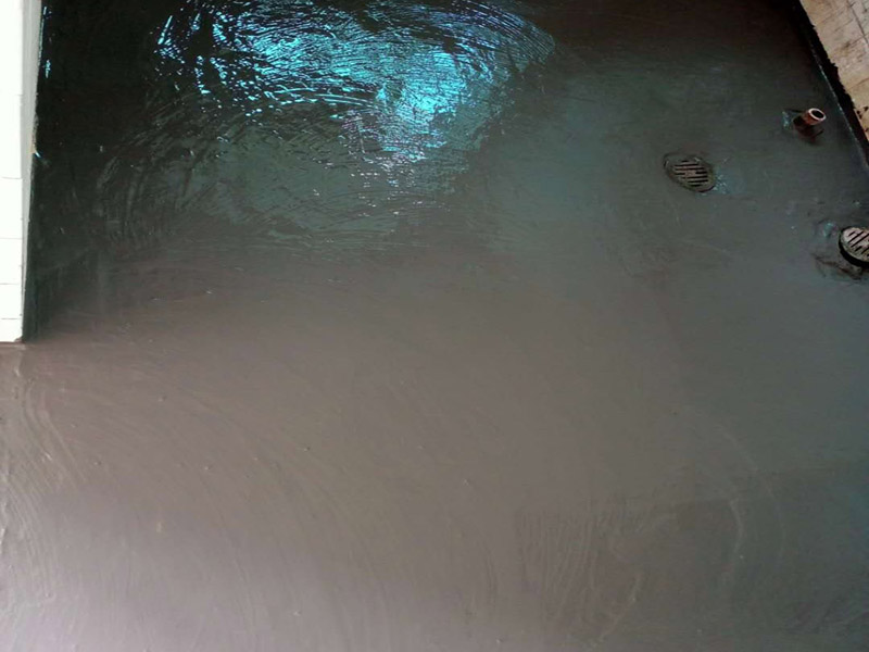 衛(wèi)生間防水貼磚：在地面用水泥砂漿找平一次，等它干透后再做防水。一般的防水施工要做2到3遍，而且防水的順序也是有講究的，比如，要先做完墻面防水再貼墻磚，其次才可以做地面防水，再貼地磚。因?yàn)榈孛娼?jīng)常會(huì)踩來(lái)踩去，地面防水如果先做了會(huì)很容易踩壞。一般情況下，在2到3遍的防水層全部做好后，會(huì)有5到7天的固化期，所以自然的，貼瓷磚肯定是要等到這之后才能做。