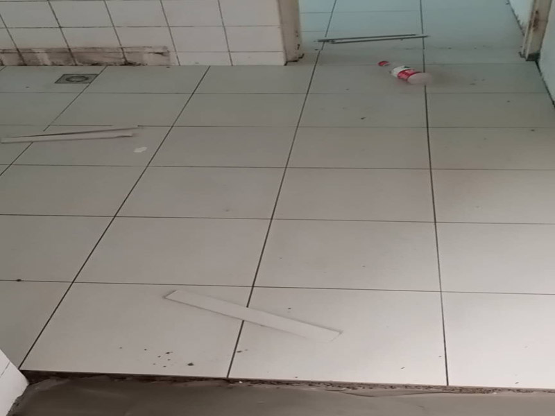 衛(wèi)生間防水貼磚：在地面用水泥砂漿找平一次，等它干透后再做防水。一般的防水施工要做2到3遍，而且防水的順序也是有講究的，比如，要先做完墻面防水再貼墻磚，其次才可以做地面防水，再貼地磚。因?yàn)榈孛娼?jīng)常會(huì)踩來(lái)踩去，地面防水如果先做了會(huì)很容易踩壞。一般情況下，在2到3遍的防水層全部做好后，會(huì)有5到7天的固化期，所以自然的，貼瓷磚肯定是要等到這之后才能做。