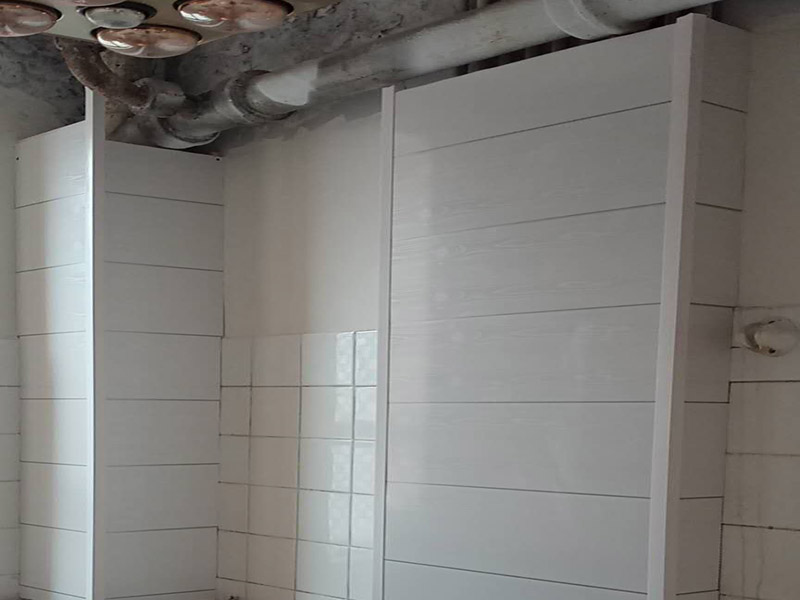 衛(wèi)生間防水貼磚：在地面用水泥砂漿找平一次，等它干透后再做防水。一般的防水施工要做2到3遍，而且防水的順序也是有講究的，比如，要先做完墻面防水再貼墻磚，其次才可以做地面防水，再貼地磚。因?yàn)榈孛娼?jīng)常會(huì)踩來(lái)踩去，地面防水如果先做了會(huì)很容易踩壞。一般情況下，在2到3遍的防水層全部做好后，會(huì)有5到7天的固化期，所以自然的，貼瓷磚肯定是要等到這之后才能做。