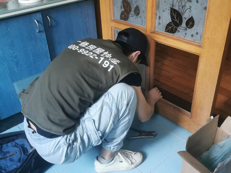 門窗玻璃更換：首先需要將炸裂的玻璃渣全都清理掉，那些卡在窗戶里的玻璃渣也要全都清干凈才行。而且需要將窗戶的尺寸全部量清楚，然后再去家具店量相應(yīng)的尺寸大小。 如果安裝玻璃的時(shí)候，發(fā)現(xiàn)尺寸錯(cuò)了。還可以再去家具店重新量尺寸，千萬不能直接裝錯(cuò)誤的尺寸。在安裝橡皮膠的之后，裝嵌玻璃，不能將它卡得太緊，在窗戶框架中應(yīng)該使用彈性比較好的橡皮膠。 如果已經(jīng)將玻璃全都安裝到框子里面之后，接下來需要仔細(xì)檢查自己安裝的是否牢固。而且需要安裝雙層的玻璃，因?yàn)楝F(xiàn)在的天氣里，單層的玻璃太容易炸裂了。