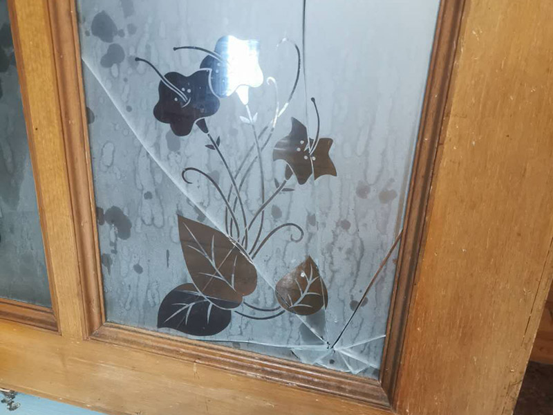 門窗玻璃更換：首先需要將炸裂的玻璃渣全都清理掉，那些卡在窗戶里的玻璃渣也要全都清干凈才行。而且需要將窗戶的尺寸全部量清楚，然后再去家具店量相應(yīng)的尺寸大小。 如果安裝玻璃的時(shí)候，發(fā)現(xiàn)尺寸錯(cuò)了。還可以再去家具店重新量尺寸，千萬不能直接裝錯(cuò)誤的尺寸。在安裝橡皮膠的之后，裝嵌玻璃，不能將它卡得太緊，在窗戶框架中應(yīng)該使用彈性比較好的橡皮膠。 如果已經(jīng)將玻璃全都安裝到框子里面之后，接下來需要仔細(xì)檢查自己安裝的是否牢固。而且需要安裝雙層的玻璃，因?yàn)楝F(xiàn)在的天氣里，單層的玻璃太容易炸裂了。