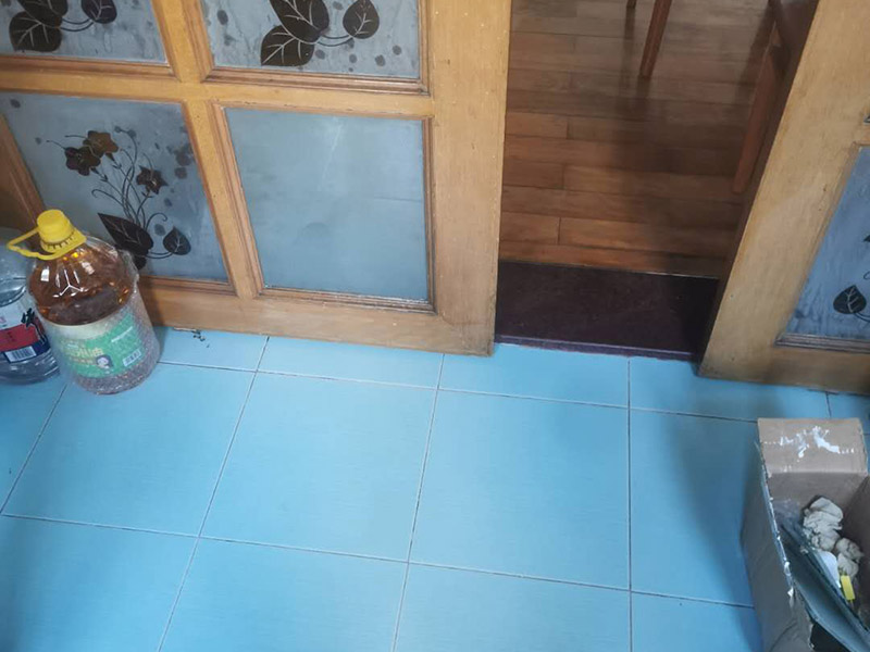 門窗玻璃更換：首先需要將炸裂的玻璃渣全都清理掉，那些卡在窗戶里的玻璃渣也要全都清干凈才行。而且需要將窗戶的尺寸全部量清楚，然后再去家具店量相應(yīng)的尺寸大小。 如果安裝玻璃的時(shí)候，發(fā)現(xiàn)尺寸錯(cuò)了。還可以再去家具店重新量尺寸，千萬不能直接裝錯(cuò)誤的尺寸。在安裝橡皮膠的之后，裝嵌玻璃，不能將它卡得太緊，在窗戶框架中應(yīng)該使用彈性比較好的橡皮膠。 如果已經(jīng)將玻璃全都安裝到框子里面之后，接下來需要仔細(xì)檢查自己安裝的是否牢固。而且需要安裝雙層的玻璃，因?yàn)楝F(xiàn)在的天氣里，單層的玻璃太容易炸裂了。