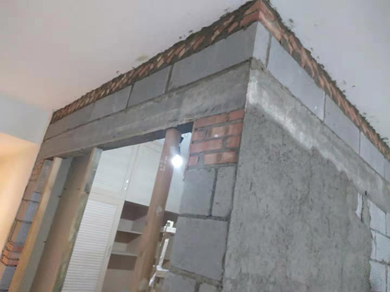 客廳隔斷砌墻施工:首先應(yīng)準(zhǔn)備好水泥沙、鋼筋及輕質(zhì)磚等所需材料，并根據(jù)室內(nèi)設(shè)計情況確定砌墻的位置，攪將水泥砂漿攪拌均勻后即可開始砌墻。砌墻時按照圖紙進行，新舊墻體連接處需將鋼筋打入舊墻體，深度要夠深。墻體砌好之后，需在水泥批蕩之前做好掛網(wǎng)處理。