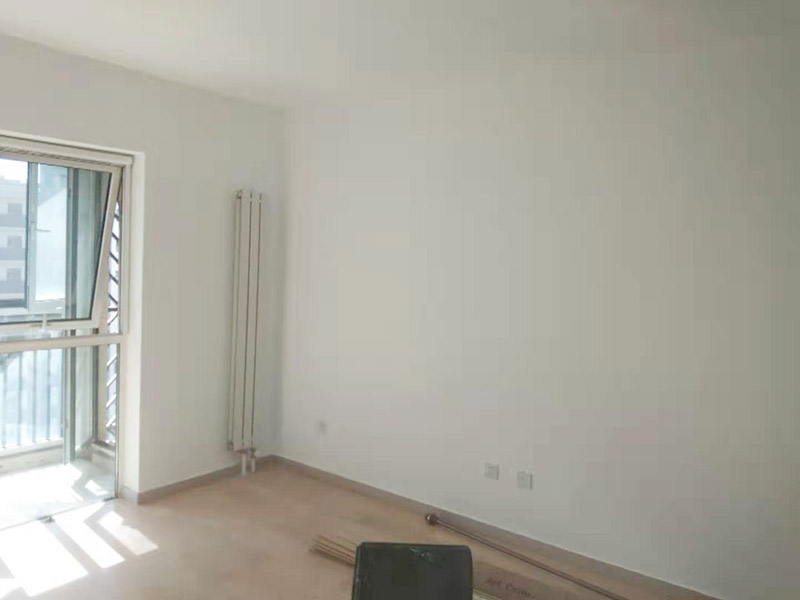 全屋刮大白裝修：刮大白就是在水泥毛糙面上 ，用建筑用的大白粉將墻面刮平刷白，具體步驟首先要基層處理把原有的大白戧掉，查看墻面上有沒有縫隙，釘子凹槽，銹點。 有縫隙的要填滿石膏，刷墻固墻鏈，之后在房屋頂棚都要滿刮石膏，然后在刮大白，刮大白比較重要，至少要全面的刮兩遍。干后在用打磨砂紙把小包和刮板印道子等磨掉，最后一步就是刷或者噴乳膠漆。