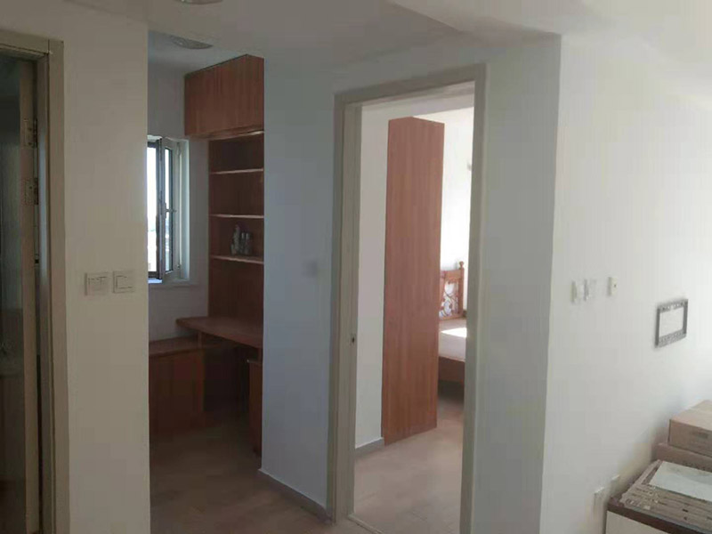 全屋刮大白裝修：刮大白就是在水泥毛糙面上 ，用建筑用的大白粉將墻面刮平刷白，具體步驟首先要基層處理把原有的大白戧掉，查看墻面上有沒有縫隙，釘子凹槽，銹點。 有縫隙的要填滿石膏，刷墻固墻鏈，之后在房屋頂棚都要滿刮石膏，然后在刮大白，刮大白比較重要，至少要全面的刮兩遍。干后在用打磨砂紙把小包和刮板印道子等磨掉，最后一步就是刷或者噴乳膠漆。