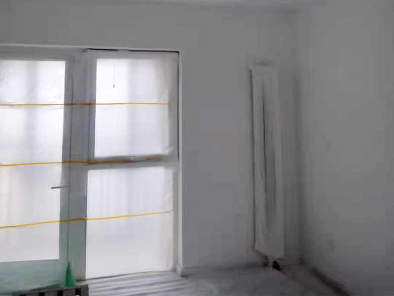 全屋刮大白裝修：刮大白就是在水泥毛糙面上 ，用建筑用的大白粉將墻面刮平刷白，具體步驟首先要基層處理把原有的大白戧掉，查看墻面上有沒有縫隙，釘子凹槽，銹點。 有縫隙的要填滿石膏，刷墻固墻鏈，之后在房屋頂棚都要滿刮石膏，然后在刮大白，刮大白比較重要，至少要全面的刮兩遍。干后在用打磨砂紙把小包和刮板印道子等磨掉，最后一步就是刷或者噴乳膠漆。