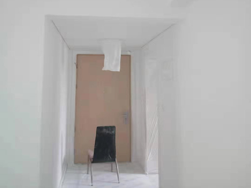 全屋刮大白裝修：刮大白就是在水泥毛糙面上 ，用建筑用的大白粉將墻面刮平刷白，具體步驟首先要基層處理把原有的大白戧掉，查看墻面上有沒有縫隙，釘子凹槽，銹點。 有縫隙的要填滿石膏，刷墻固墻鏈，之后在房屋頂棚都要滿刮石膏，然后在刮大白，刮大白比較重要，至少要全面的刮兩遍。干后在用打磨砂紙把小包和刮板印道子等磨掉，最后一步就是刷或者噴乳膠漆。