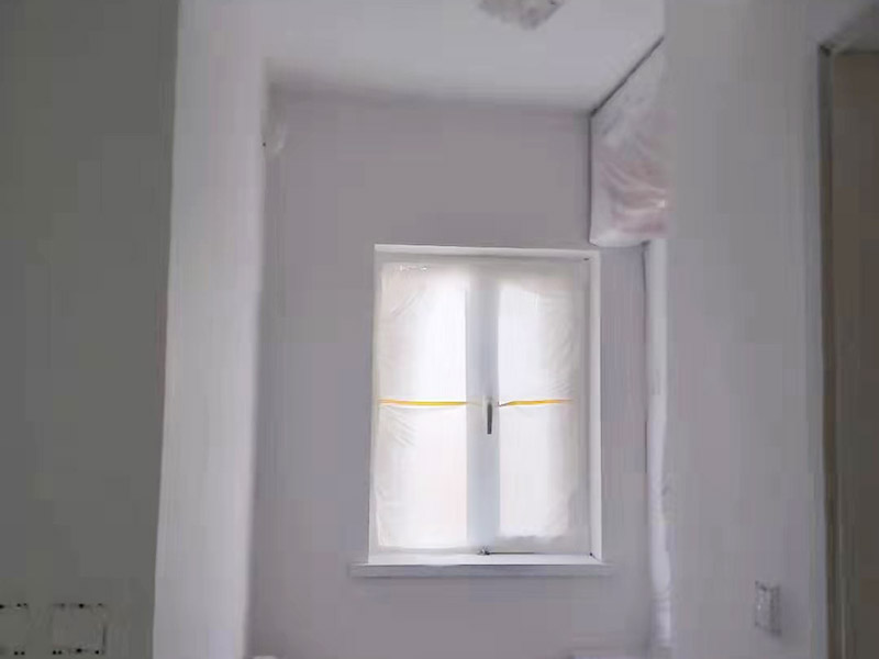 全屋刮大白裝修：刮大白就是在水泥毛糙面上 ，用建筑用的大白粉將墻面刮平刷白，具體步驟首先要基層處理把原有的大白戧掉，查看墻面上有沒有縫隙，釘子凹槽，銹點。 有縫隙的要填滿石膏，刷墻固墻鏈，之后在房屋頂棚都要滿刮石膏，然后在刮大白，刮大白比較重要，至少要全面的刮兩遍。干后在用打磨砂紙把小包和刮板印道子等磨掉，最后一步就是刷或者噴乳膠漆。