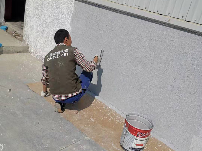 外墻墻裙彈刷涂料:基層清理一澆水濕潤一吊垂直、套方、找規(guī)矩、抹灰餅一抹水泥踢腳或墻裙&mdash;做護角抹水泥窗臺&mdash;墻面充筋&mdash;抹底灰&mdash;修補預留孔洞、電箱槽、盒等&mdash;抹罩面灰 1、粉刷施工前注意天氣情況,避免在雨雪來臨前作業(yè)。2、需要鏟墻皮的墻體,處理好墻壁基層表面,舊墻面必須徹底除去霉斑、油污、浮灰及松脫的涂層,孔漏應及時修補,并用粗砂紙打磨平整。3、粉刷時應掌握由上而下、一筆套一筆、豎刷的原則,也可由左至右的橫刷,切勿漏筆。4、在刷石灰漿的過程中應不斷攪拌石灰漿液,否則石灰漿會沉淀刷后墻面上會出現(xiàn)深淺不一的條紋。5、在新刷的紙筋灰墻上進行粉刷裝飾,須等到外層石灰完全干燥后方可進行,否則會使墻面上出現(xiàn)而影響美化的效果。