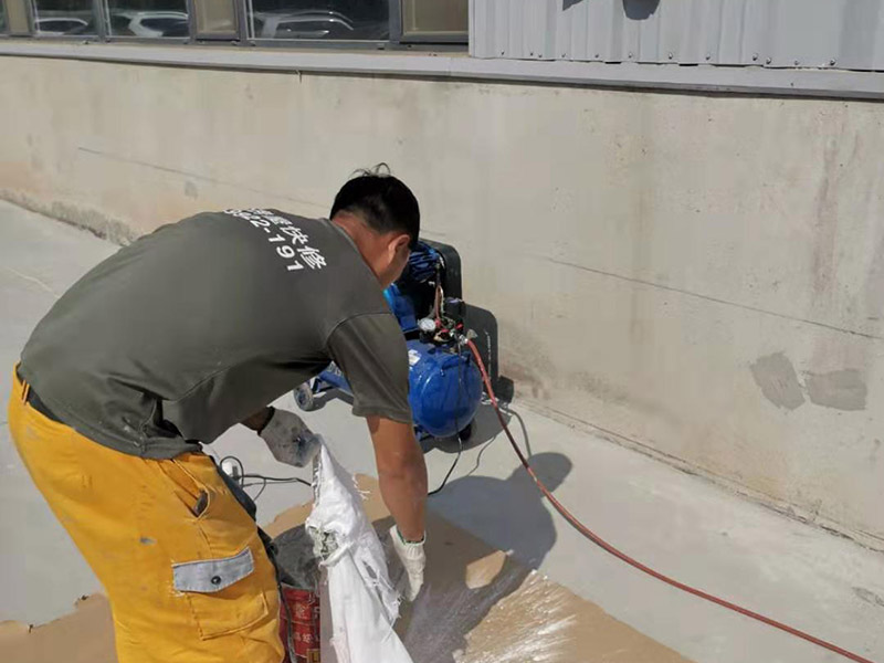 外墻墻裙彈刷涂料:基層清理一澆水濕潤一吊垂直、套方、找規(guī)矩、抹灰餅一抹水泥踢腳或墻裙&mdash;做護角抹水泥窗臺&mdash;墻面充筋&mdash;抹底灰&mdash;修補預留孔洞、電箱槽、盒等&mdash;抹罩面灰 1、粉刷施工前注意天氣情況,避免在雨雪來臨前作業(yè)。2、需要鏟墻皮的墻體,處理好墻壁基層表面,舊墻面必須徹底除去霉斑、油污、浮灰及松脫的涂層,孔漏應及時修補,并用粗砂紙打磨平整。3、粉刷時應掌握由上而下、一筆套一筆、豎刷的原則,也可由左至右的橫刷,切勿漏筆。4、在刷石灰漿的過程中應不斷攪拌石灰漿液,否則石灰漿會沉淀刷后墻面上會出現(xiàn)深淺不一的條紋。5、在新刷的紙筋灰墻上進行粉刷裝飾,須等到外層石灰完全干燥后方可進行,否則會使墻面上出現(xiàn)而影響美化的效果。