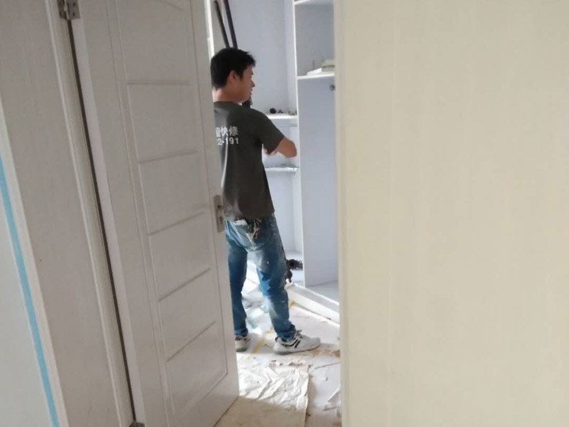 全屋整體裝修翻新：在墻面翻新前，需要先將舊漆面鏟除干凈，之后在進(jìn)行打磨，將墻面的浮沉雜物都清理干凈。如果墻面有凹凸不平的情況，要先用膩?zhàn)有扪a(bǔ)，如果墻面出現(xiàn)空鼓的現(xiàn)象，也要將整面的墻皮進(jìn)行鏟除，才能做后續(xù)的處理。 膩?zhàn)拥奶幚碇攸c(diǎn)有兩點(diǎn)注意事項(xiàng)，一是在刮膩?zhàn)又?，要把墻面的平整度用尺子測試好，如果有不平整的位置，就需要用膩?zhàn)訉?shí)行多次的修補(bǔ)，而在每一次刮完膩?zhàn)又螅€需要用砂紙對墻面實(shí)行打磨，使得墻面更加的平整光滑。 油漆的涂刷是墻面翻新至關(guān)重要的一步。在涂刷時(shí)應(yīng)當(dāng)遵照一底兩面的原則，即刷1遍底漆，再刷2遍面漆，要留意的是，兩次涂刷的時(shí)間不可以太近，要確保前一遍的涂刷油漆已經(jīng)干了之后，才可以接著進(jìn)行下一遍的涂刷，這樣才能確保涂刷質(zhì)量。