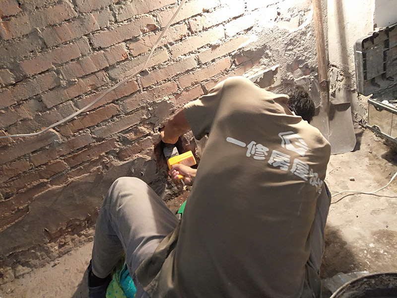 墻內(nèi)水管熱熔堵頭：首先找到漏水接口，更換漏水位置的配件管道。安裝時(shí)，先關(guān)閉總閥，再用ppr剪刀截?cái)嗦┧牟课?，再用ppr熱湯機(jī)，再補(bǔ)上一段就可以。也可以擦干漏水部位，用堵漏王堵住接口，也可以用聚氨酯防水粉劑調(diào)水后涂刷在漏水處。