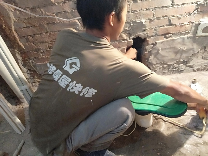 墻內(nèi)水管熱熔堵頭：首先找到漏水接口，更換漏水位置的配件管道。安裝時(shí)，先關(guān)閉總閥，再用ppr剪刀截?cái)嗦┧牟课?，再用ppr熱湯機(jī)，再補(bǔ)上一段就可以。也可以擦干漏水部位，用堵漏王堵住接口，也可以用聚氨酯防水粉劑調(diào)水后涂刷在漏水處。