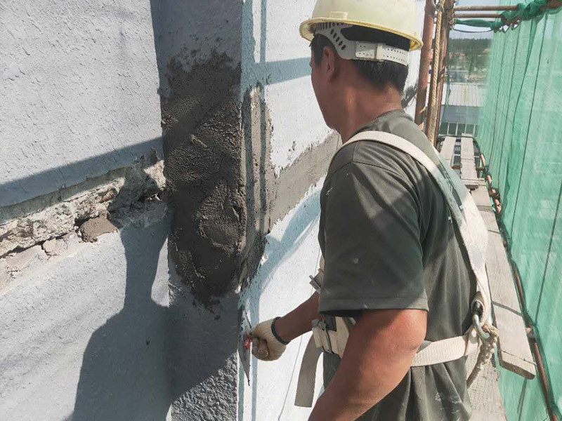 廠房外墻裝修：抹灰前基層表面的塵土，污垢，油漬等清zhi除干凈，并撒水濕潤(rùn)。當(dāng)抹灰總厚度≥35mm時(shí)，采取加強(qiáng)措施。不同材料基體交接處表面的抹灰，應(yīng)采取防止開(kāi)裂的加強(qiáng)措施。外墻抹灰工程施工前先安裝鋼木門(mén)窗框、護(hù)欄等，并應(yīng)將墻上的施工孔洞堵塞密實(shí)。室內(nèi)墻面，柱子面和門(mén)洞口的陰陽(yáng)角應(yīng)做法應(yīng)符合設(shè)計(jì)要求。設(shè)計(jì)無(wú)要求時(shí)，采用1:2水泥砂漿做暗護(hù)角，其高度不低于2m，每側(cè)寬度不小于50mm。