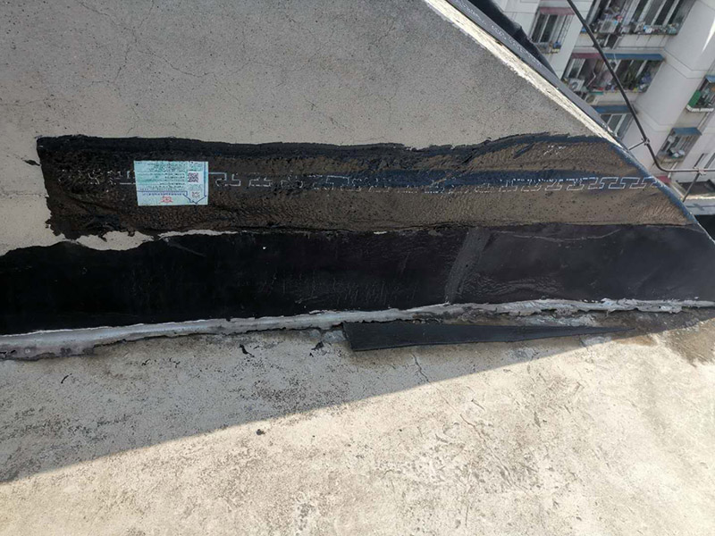 陽臺雨棚防水處理：1.清潔雨棚的表面;2.在需防水處理的區(qū)域涂上基層防水涂料，當(dāng)其仍為濕潤時(shí)，把適合尺寸的縫織聚酯布鋪于其上，確保縫織聚酯布不起泡，不起皺，再用基層防水涂料浸透縫織聚酯布，至全干;3.最后涂兩層表層防水涂料;4.養(yǎng)護(hù)。