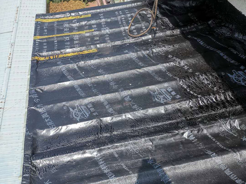 陽臺雨棚防水處理：1.清潔雨棚的表面;2.在需防水處理的區(qū)域涂上基層防水涂料，當(dāng)其仍為濕潤時(shí)，把適合尺寸的縫織聚酯布鋪于其上，確?？p織聚酯布不起泡，不起皺，再用基層防水涂料浸透縫織聚酯布，至全干;3.最后涂兩層表層防水涂料;4.養(yǎng)護(hù)。