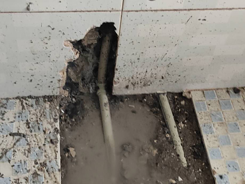 衛(wèi)生間地面貼磚:先選材料，將水泥與少量建筑膠混合拌勻，做成粘貼劑。把粘貼劑用鏟刀鏟到地面刮平后將瓷磚鋪上，再用鏟刀壓實，這樣自上而下或自左而右的一排排粘貼即可。全部鋪完后，用白水泥漿美縫，把瓷磚間的間隙填實，這樣就完成了