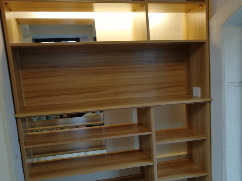 鞋柜現(xiàn)場安裝：方法有三種，一是，找會的朋友，二是，請師傅，三是自己裝，一般簡易一點的是可以自己裝的，但是設(shè)計比較復(fù)雜的鞋柜就得找專業(yè)的師傅了，特別是價格相對昂貴的材質(zhì)做的鞋柜，為了避免安裝過程中有破壞性的行為發(fā)生，就應(yīng)該找專業(yè)安裝鞋柜的師傅。