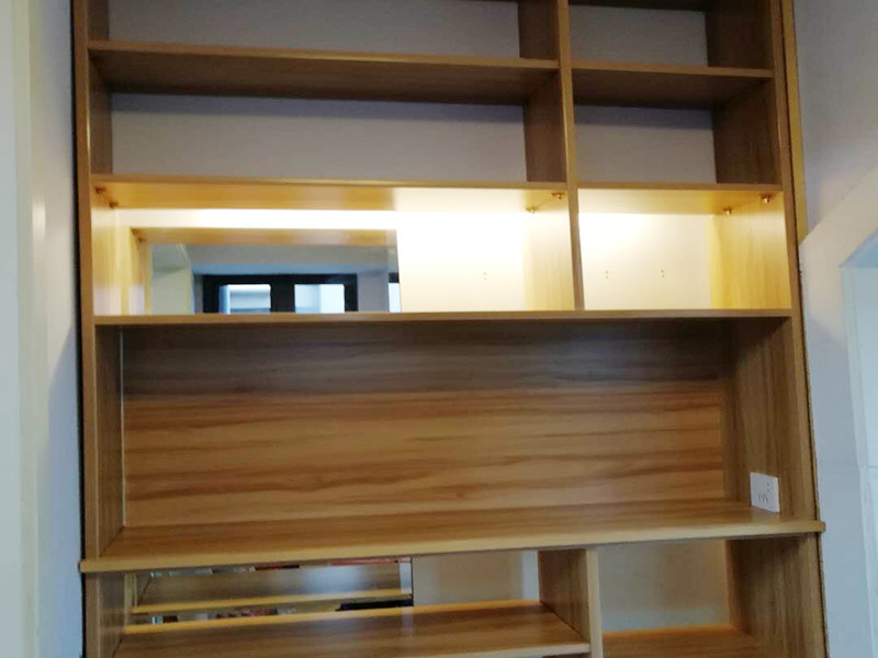 鞋柜現(xiàn)場安裝：方法有三種，一是，找會的朋友，二是，請師傅，三是自己裝，一般簡易一點的是可以自己裝的，但是設(shè)計比較復(fù)雜的鞋柜就得找專業(yè)的師傅了，特別是價格相對昂貴的材質(zhì)做的鞋柜，為了避免安裝過程中有破壞性的行為發(fā)生，就應(yīng)該找專業(yè)安裝鞋柜的師傅。