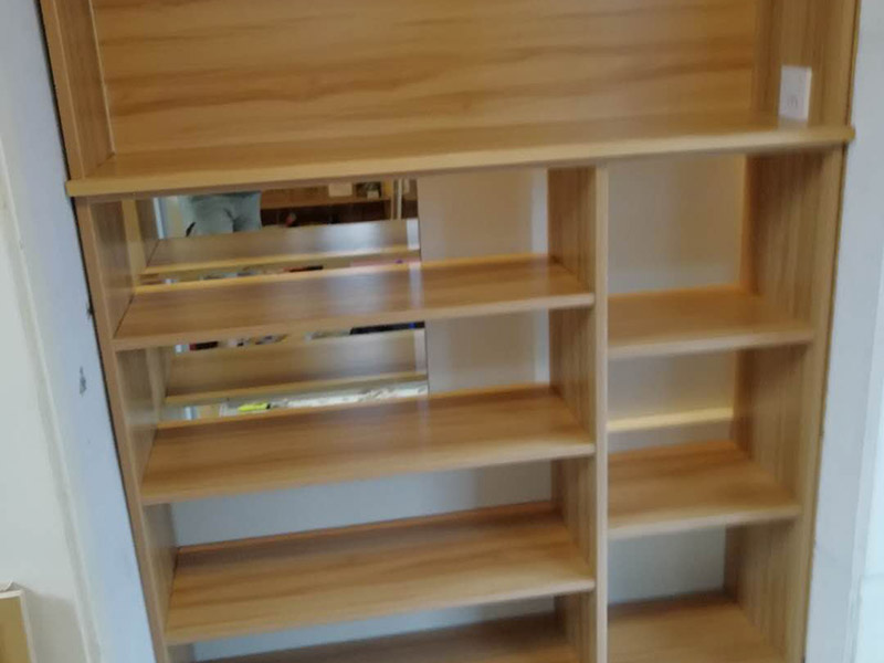 鞋柜現(xiàn)場安裝：方法有三種，一是，找會的朋友，二是，請師傅，三是自己裝，一般簡易一點的是可以自己裝的，但是設(shè)計比較復(fù)雜的鞋柜就得找專業(yè)的師傅了，特別是價格相對昂貴的材質(zhì)做的鞋柜，為了避免安裝過程中有破壞性的行為發(fā)生，就應(yīng)該找專業(yè)安裝鞋柜的師傅。