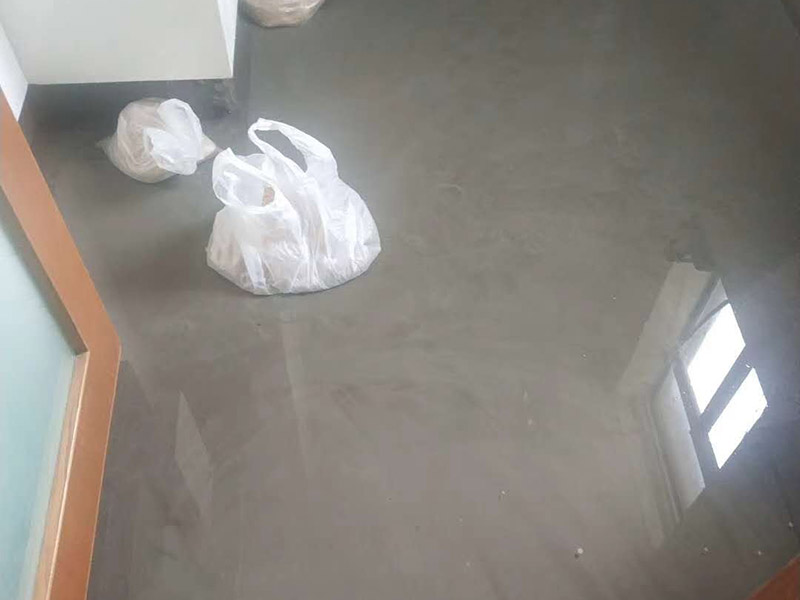 廁所地面閉水試驗：防水施工完成，24小時后可做閉水試驗；把地漏和管道口周邊進(jìn)行暫時封堵；在門口砌20CM高的擋墻；開始蓄水，深度5-20厘米，做好水位標(biāo)記；蓄水時間48～72小時；第一天閉水后，看水位線是否有明顯下降，如果有，請及時檢查樓下屋頂和管道周邊是否有滲漏，如果沒有，繼續(xù)閉水；第三天閉水完畢，全面檢查樓下天花板和屋頂管道周邊。完全合格后進(jìn)行下一道工序。