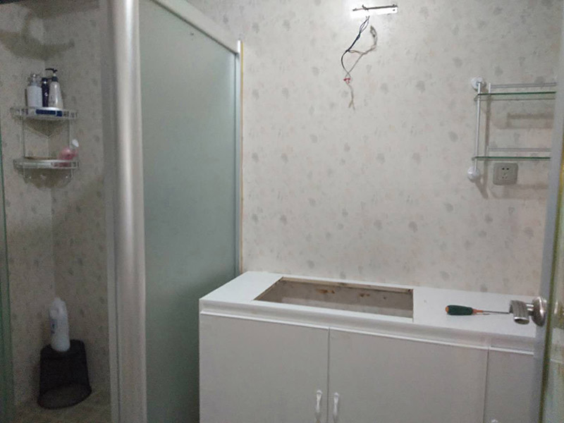 浴室家具安裝：安裝底座，布好排水管，將保溫材料貼到浴缸上后將浴缸卡進(jìn)浴缸底座里，并做好地面保護(hù)。按照圖紙?jiān)诟髅姘搴吞旎ㄉ献龊酶鞑考亩ㄎ婚_孔，然后將吸頂燈先裝上天花面板上，將保溫材料用雙面膠貼好，并打上玻璃膠，起墻面保溫作用，并事先將花灑桿等部件固定到面板上。電氣設(shè)備的安裝。換氣扇接線，肩湯，腰湯接線，安裝隔板，安裝鏡子和水栓；清掃干凈，再打膠。將安裝過程中的灰塵擦拭干凈之后，地面，天花角需要打上膠，防止有走光現(xiàn)象。之后再安裝壓條，并再次擦拭干凈。