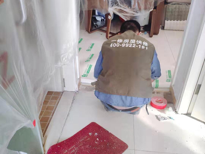 家具保護(hù)措施：入戶門扇用公司統(tǒng)一的門貼進(jìn)行全面包裹保護(hù)，用透明膠帶將保護(hù)膜粘貼牢固平整。 用標(biāo)準(zhǔn)保護(hù)膜將門框三面保護(hù)完整并固定牢固。 工程完工后拆除保護(hù)膜時(shí)如果有粘貼時(shí)的膠痕，應(yīng)用酒精或?qū)Ｓ玫那逦蹌┣宄z痕。 用標(biāo)準(zhǔn)保護(hù)膜按下水管直徑的四倍的邊長(zhǎng)裁成正方形，將保護(hù)膜雙層固定在下水口的正上方，用透明膠帶沿下水管的外徑進(jìn)行固定。 木地板施工前，將地面用吸塵器清理干凈。木地板施工后，用產(chǎn)品自帶的防潮墊或標(biāo)準(zhǔn)保護(hù)在通道鋪貼進(jìn)行保護(hù)。