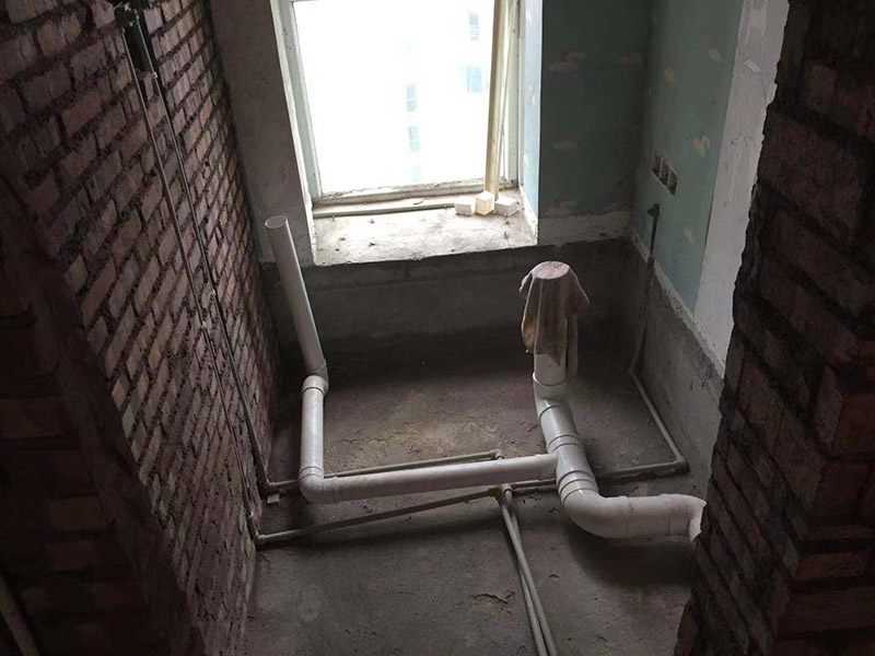 衛(wèi)生間管道裝修：1、衛(wèi)生間管道裝修前首先要檢查水管以及連接配件是否有裂紋、破損等現(xiàn)象。 2、衛(wèi)生間管道裝修在設(shè)計(jì)下水管道時(shí)要注意家中洗衣機(jī)的水龍頭安裝位置，還有下水的布置等，同時(shí)要考慮到電源插座的位置是否適合。 3、衛(wèi)生間管道裝修事要注意熱水管的安裝，要把熱水器的進(jìn)水口和出水口區(qū)分出來(lái)，在出水口處接通向衛(wèi)生間的管道，進(jìn)水口處接上總閥門(mén)。 4、在衛(wèi)生間下水管道安裝時(shí)要考慮好墻磚的厚度。 5、衛(wèi)生間管道裝修完后一定要記得進(jìn)行增壓測(cè)試，增壓測(cè)試一般要在1.5倍水壓的情況下進(jìn)行，保證沒(méi)有漏水現(xiàn)象即可。