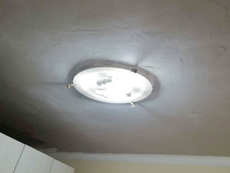 天花板鏟除翻新:1.舊墻的基本處理、舊墻的基本處理主要指清除墻面的原有裝修和裝飾。一般包括墻面原有的乳膠漆和膩子層的鏟除、木裝修、其它表面裝飾物(如壁紙)的拆除等。如果只裝修了一兩年的墻面，墻體的耐水膩子可以不必完全鏟除，用鋼刷和砂紙打磨墻面后即可重新涂刷乳膠漆。裝修時間較長的則需要將膩子層完全鏟除，重新刷上膩子再進行其他工序。 2.清理墻面、舊墻面在翻新前一定要做墻面基底處理，粉化嚴重的要全部鏟除，鏟除后抹上一層白水泥。原來墻面過于光滑、刷過油漆的鏟除后還要做打磨處理，把粘結(jié)不牢的表皮去掉，便于新涂料和墻體粘結(jié)。 3.涂刷底漆、墻面底漆的作用是抗堿防潮、封固基材、保護面漆，提高面漆的質(zhì)感和遮蓋力。對于老房翻新，墻面一定要做底漆，如果沒有刷底漆就直接上面漆的話，時間一長墻面容易起泡、發(fā)霉，太陽照曬時間長了也容易變色。 4.大面積修補、已經(jīng)上好面漆的墻面要修補會比較麻煩，容易產(chǎn)生色差，材料的使用時間不同，質(zhì)量也難以保證，很難達到理想效果。所以墻面的修補最好是整塊墻面，或是盡可能地選擇較大面積進行修補，這樣可以盡量避免產(chǎn)生色差，修補后的質(zhì)量也更好。 5.防色差、墻面色差是修補墻面時需要盡量避免的。為此，應(yīng)該注意按照油漆桶的說明配比、涂刷，最好估算好用量。一次準備足夠的量，這樣能保證墻面顏色一致，也能避免用量不足重新調(diào)配出來的顏色有差異。