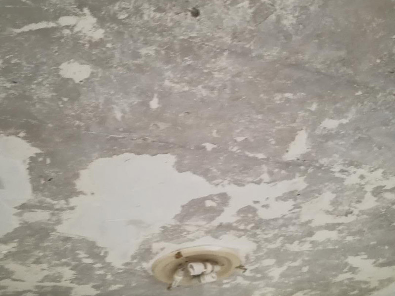 天花板鏟除翻新:1.舊墻的基本處理、舊墻的基本處理主要指清除墻面的原有裝修和裝飾。一般包括墻面原有的乳膠漆和膩子層的鏟除、木裝修、其它表面裝飾物(如壁紙)的拆除等。如果只裝修了一兩年的墻面，墻體的耐水膩子可以不必完全鏟除，用鋼刷和砂紙打磨墻面后即可重新涂刷乳膠漆。裝修時間較長的則需要將膩子層完全鏟除，重新刷上膩子再進行其他工序。 2.清理墻面、舊墻面在翻新前一定要做墻面基底處理，粉化嚴重的要全部鏟除，鏟除后抹上一層白水泥。原來墻面過于光滑、刷過油漆的鏟除后還要做打磨處理，把粘結(jié)不牢的表皮去掉，便于新涂料和墻體粘結(jié)。 3.涂刷底漆、墻面底漆的作用是抗堿防潮、封固基材、保護面漆，提高面漆的質(zhì)感和遮蓋力。對于老房翻新，墻面一定要做底漆，如果沒有刷底漆就直接上面漆的話，時間一長墻面容易起泡、發(fā)霉，太陽照曬時間長了也容易變色。 4.大面積修補、已經(jīng)上好面漆的墻面要修補會比較麻煩，容易產(chǎn)生色差，材料的使用時間不同，質(zhì)量也難以保證，很難達到理想效果。所以墻面的修補最好是整塊墻面，或是盡可能地選擇較大面積進行修補，這樣可以盡量避免產(chǎn)生色差，修補后的質(zhì)量也更好。 5.防色差、墻面色差是修補墻面時需要盡量避免的。為此，應(yīng)該注意按照油漆桶的說明配比、涂刷，最好估算好用量。一次準備足夠的量，這樣能保證墻面顏色一致，也能避免用量不足重新調(diào)配出來的顏色有差異。